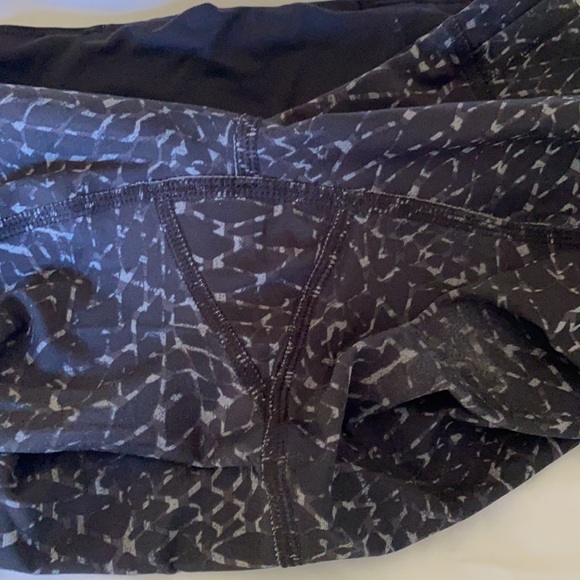 Lululemon Crops Size 4 HR with Mesh Details - Picture 8 of 8